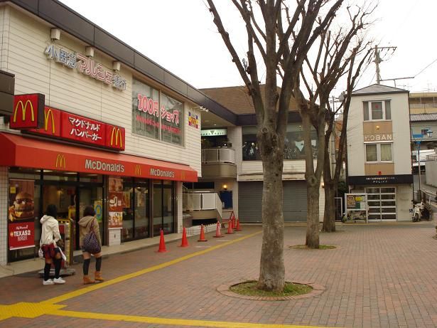 近くのマクドナルド小田急善行駅前店まで722m(徒歩10分)