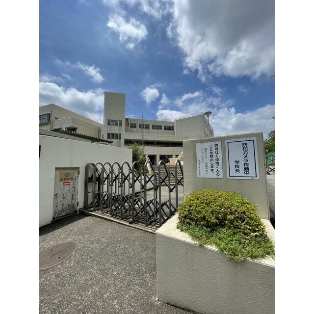 近くの厚木市立毛利台小学校まで979m(徒歩13分)