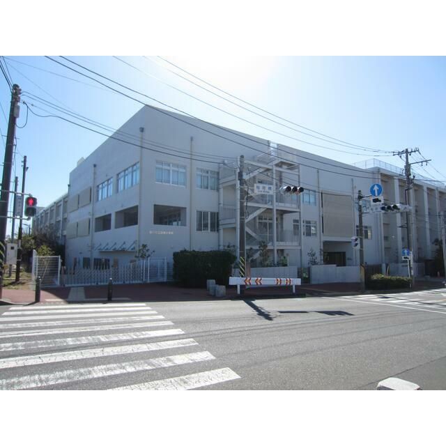 近くの藤沢市立鵠南小学校まで557m(徒歩7分)
