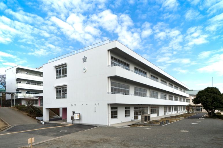 近くの伊勢原市立桜台小学校まで682m(徒歩9分)