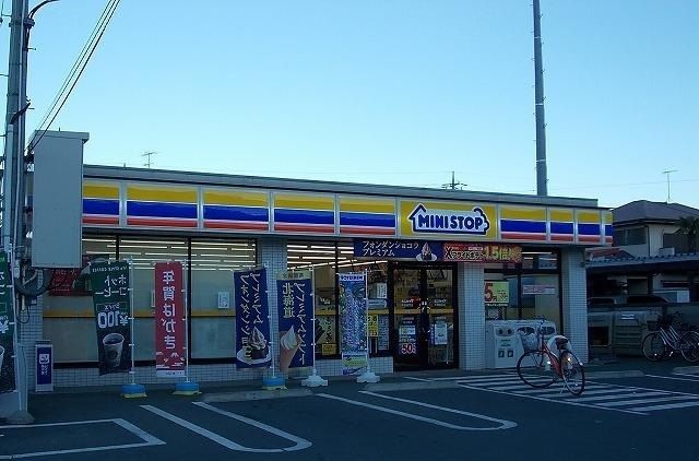 近くのミニストップまで750m(徒歩10分)