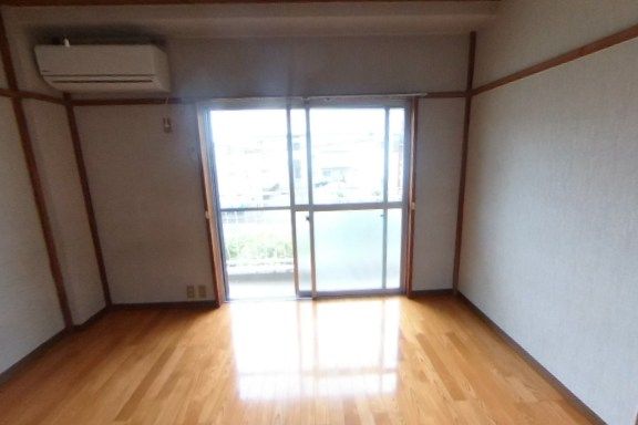 近くのファミリーマート 厚木岡田一丁目店まで206m(徒歩3分)