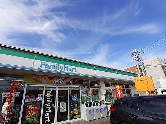 近くのファミリーマートまで460m(徒歩6分)