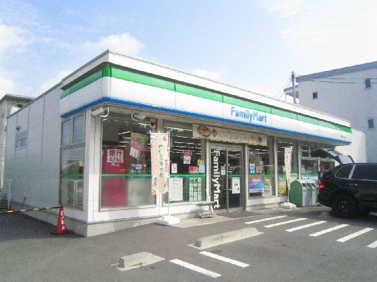近くのファミリーマート 平塚虹ヶ浜店まで774m（徒歩10分）