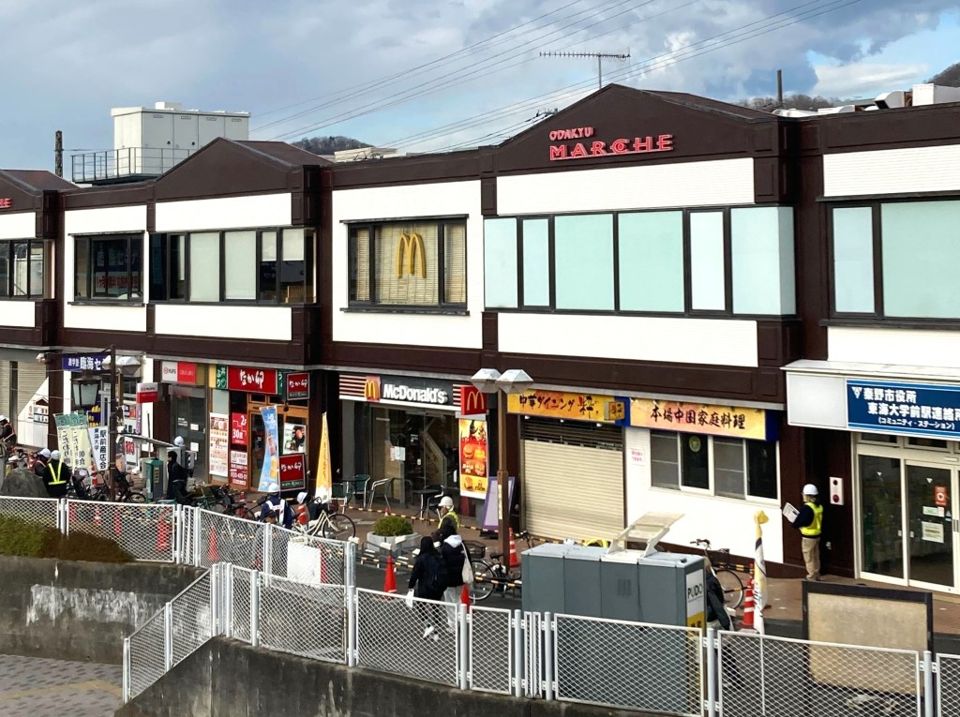 近くのODAKYU MARCHE TOKAIDAIGAKU-MAE（小田急マルシェ東海大学前）まで531m（徒歩7分）