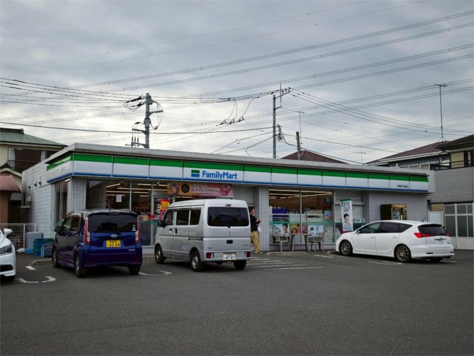 近くのファミリーマート 伊勢原下落合店まで1,129m（徒歩15分）