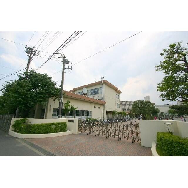 近くの藤沢市立八松小学校まで1,075m(徒歩14分)
