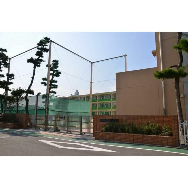 近くの茅ヶ崎市立浜須賀中学校まで824m(徒歩11分)
