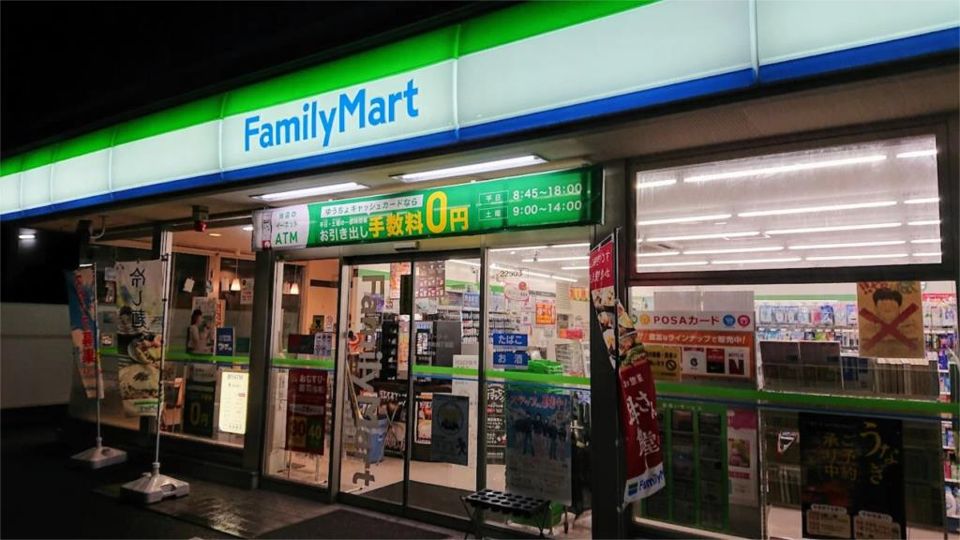 近くのファミリーマート 厚木旭町四丁目店まで241m（徒歩4分）