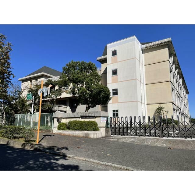 近くの厚木市立森の里中学校まで142m(徒歩2分)
