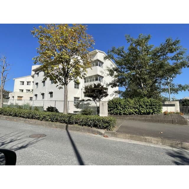 近くの厚木市立森の里小学校まで714m(徒歩9分)