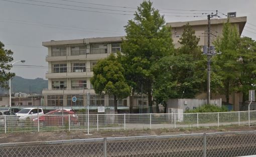 近くの小田原市立千代中学校まで563m（徒歩8分）
