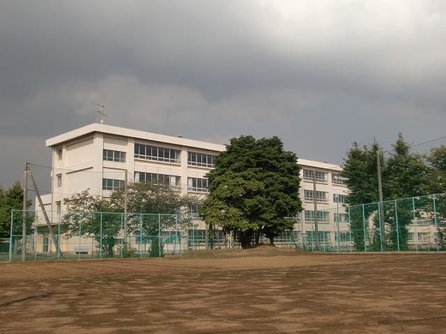 近くの鶴嶺中学校まで400m（徒歩5分）