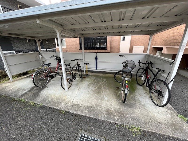 近くのODAKYU MARCHE TOKAIDAIGAKU-MAE(小田急マルシェ東海大学前)まで386m(徒歩5分)