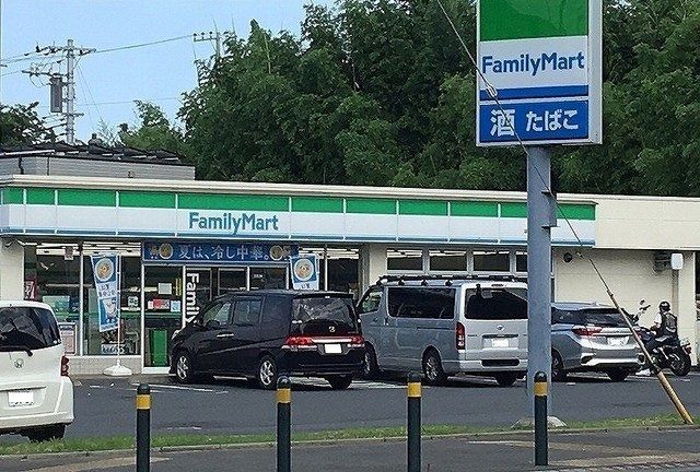 近くのファミリーマートまで450m（徒歩6分）