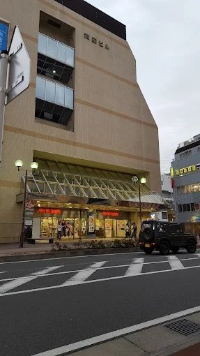近くの100円ショップル・プリュイトーヨーカドー伊勢原店まで207m(徒歩3分)