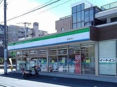 近くのファミリーマートまで550m（徒歩7分）