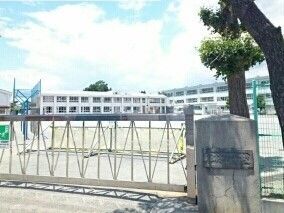 近くの松林小学校まで270m(徒歩4分)