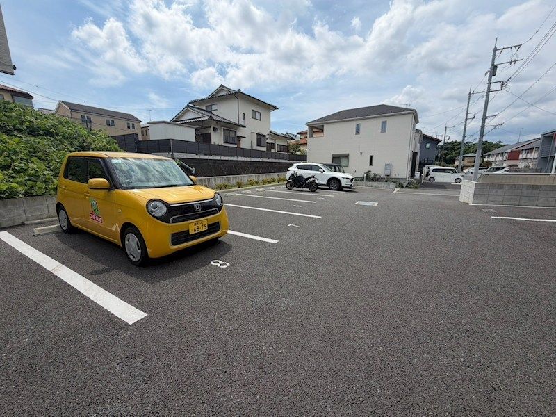 近くのDAISO 秦野下大槻店まで807m(徒歩11分)