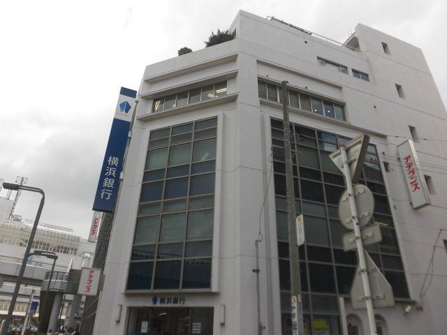 近くの横浜銀行 茅ケ崎支店まで442m（徒歩6分）