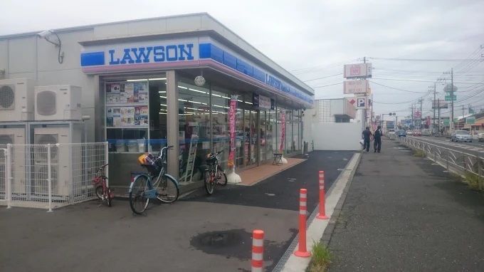 近くのロ-ソン 伊勢原白根店まで434m(徒歩6分)