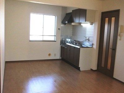 近くのコーナンビーバートザン厚木店まで937m(徒歩12分)