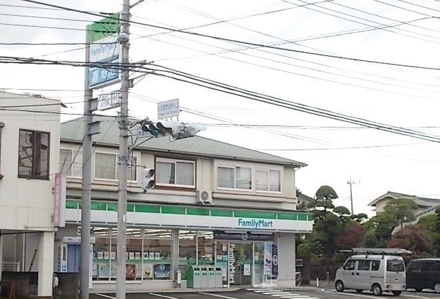 近くのファミリーマートおかべ荻窪店まで450m(徒歩6分)