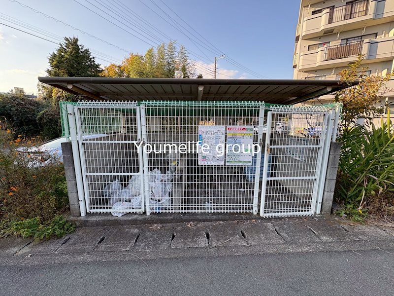 近くの伊勢原本町郵便局まで1,020m（徒歩13分）