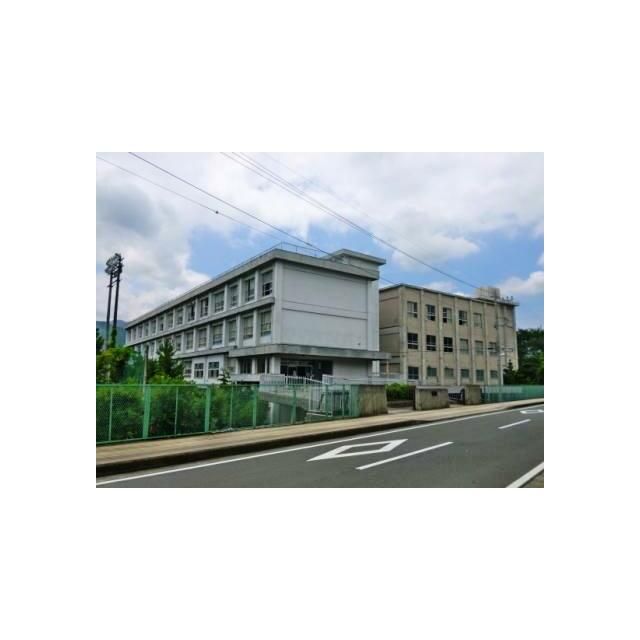 近くの市立南足柄中学校 画像まで200m(徒歩3分)