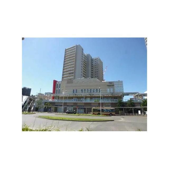 近くの小田急相模原駅直結のラクアルオダサガ。スーパー、100均、薬局、ファストフードあります。まで880m(徒歩11分)