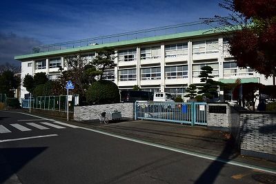 近くの平塚市立岡崎小学校まで263m（徒歩4分）
