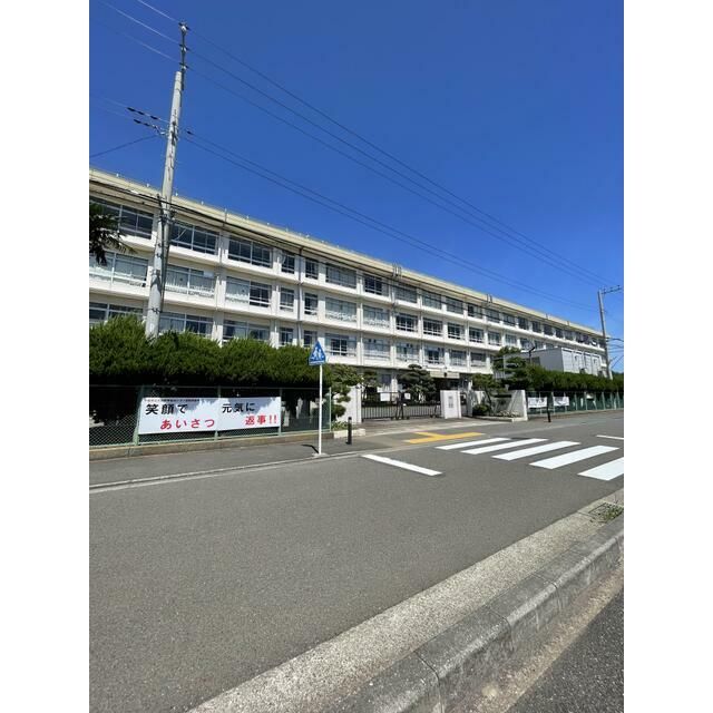 近くの平塚市立大住中学校まで1,140m(徒歩15分)