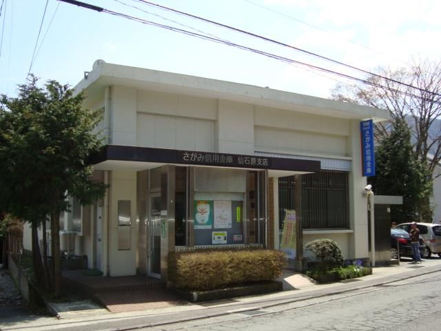 近くのAコープ仙石原店まで738m（徒歩10分）