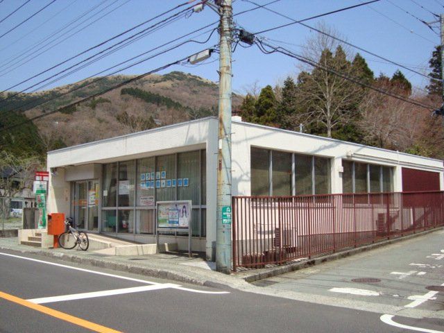近くのさがみ信用金庫仙石原支店まで734m（徒歩10分）