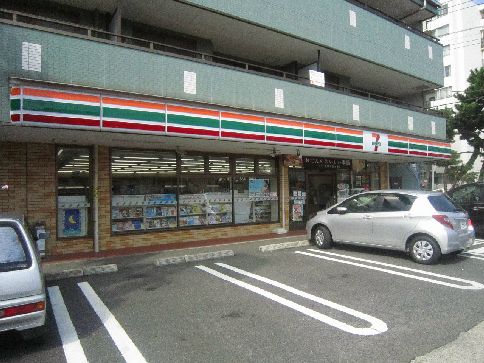 近くのセブンイレブン 平塚虹ケ浜店まで328m（徒歩5分）