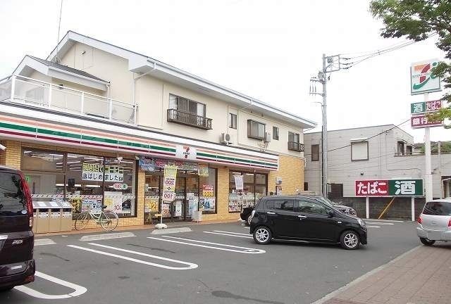 近くのセブンイレブン中里店まで500m（徒歩7分）