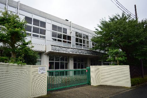 近くの平塚市立旭陵中学校まで806m(徒歩11分)