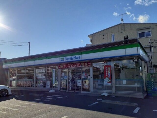 近くのファミリーマートまで800m(徒歩10分)