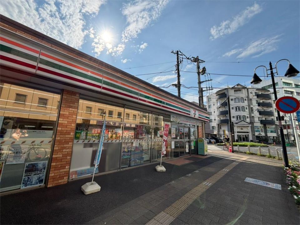 近くのセブンイレブン厚木中町三丁目店まで121m（徒歩2分）