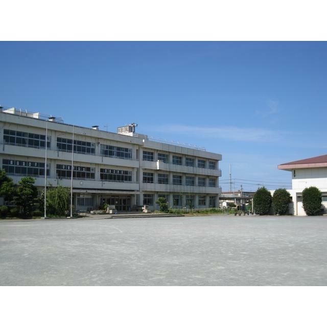 近くの伊勢原市立伊勢原小学校まで283m(徒歩4分)