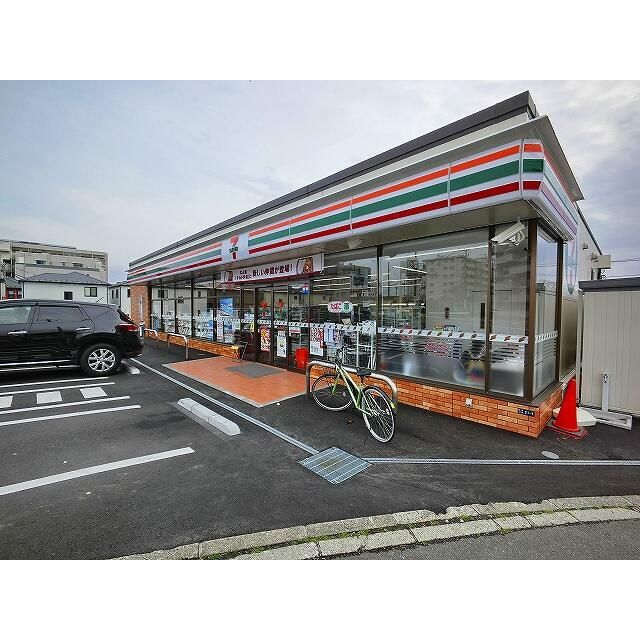 近くのセブンイレブン横浜栄笠間3丁目店まで216m（徒歩3分）
