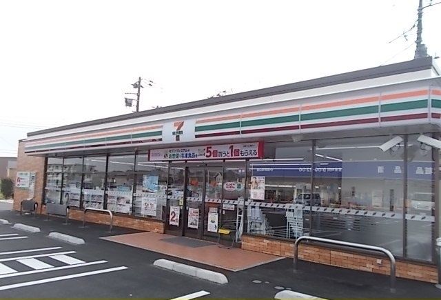 近くのセブンイレブン東栢山店まで300m(徒歩4分)