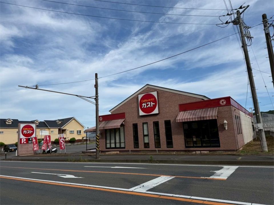 近くのガスト東海大学前店まで2,098m（徒歩27分）