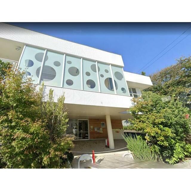 近くの本町小学校まで415m(徒歩6分)