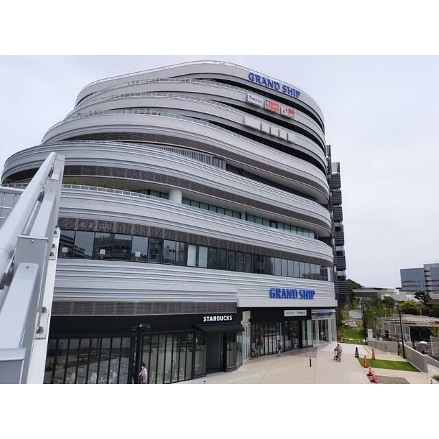 近くのGRAND　SHIPまで52m（徒歩1分）