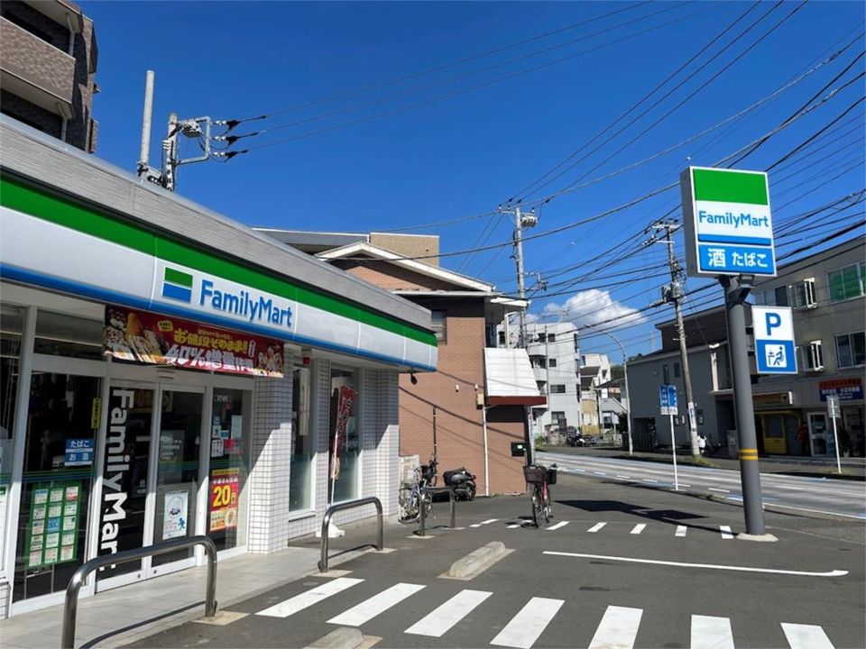 近くのファミリーマート 戸塚吉田町店まで874m(徒歩11分)