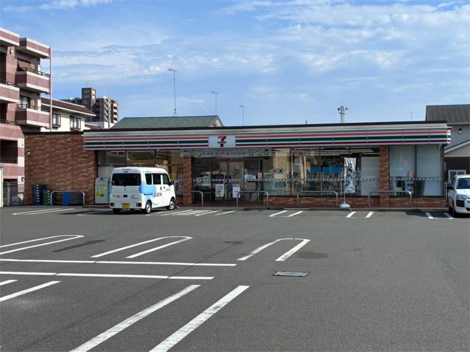 近くのセブンイレブン厚木戸室南店まで274m(徒歩4分)