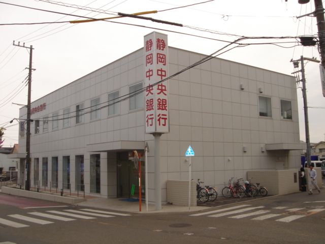 近くの銀行まで200m（徒歩3分）