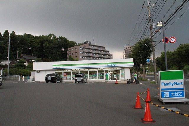 近くのファミリーマート 座間入谷三丁目店まで662m（徒歩9分）