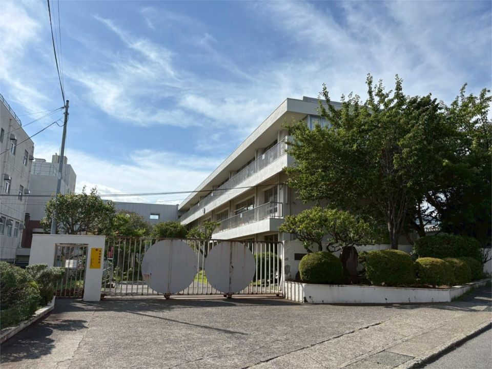 近くの秦野市立大根小学校まで741m（徒歩10分）